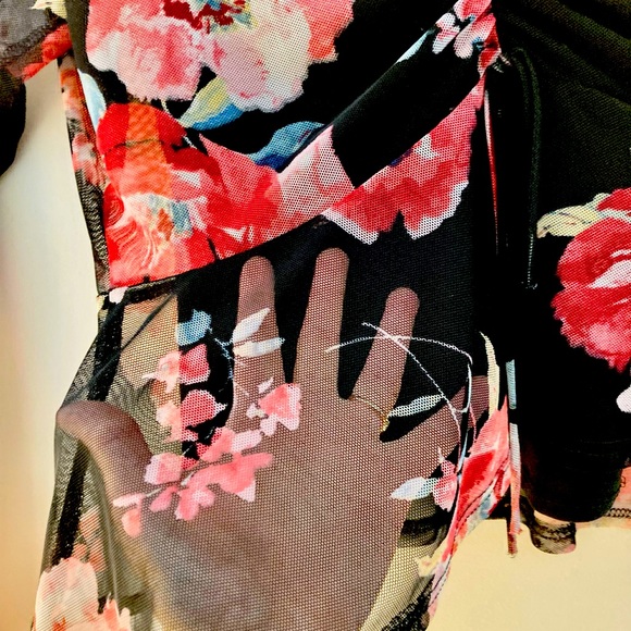 Guess, pretty floral blouse🥰looks great with pants or skirt - Picture 4 of 4